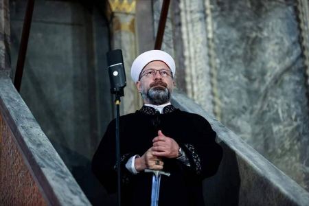 رئيس الشؤون الدينية التركي د.علي أرباش، يخطب خطبة العيد لابساً السواد